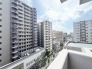 空を広く見渡せる開放感があり、街の息吹をほどよい距離感で感じられる眺望です。