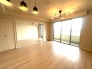 木目の質感が心地よい調和を生み出し、日々の暮らしに安らぎと落ち着きをもたらす空間です
