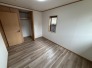 木の温もりを感じさせるフローリングが、日々の暮らしに穏やかな安らぎと落ち着きをもたらす空間です。