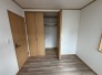 温かみのある木目調の建具がアクセントとなり、心穏やかに過ごせるシンプルで整った空間です。