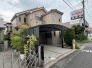 落ち着いた色合いの外観と手入れされた植栽が、日々の暮らしに安らぎと安心感をもたらす住まいです。