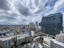 空の広がりを感じる、都市の鼓動と落ち着きが調和した見晴らしの良い眺望です。