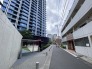 洗練された佇まいの高層建築が、日常の風景に静かな風格と落ち着いた調和をもたらしています。