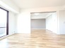 空間の広がりと落ち着いた色調が調和し、住まう方の個性を優しく受け止める住空間です
