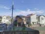 穏やかな日常が流れる、落ち着いた街並みと広々とした青空が広がる心地よい眺望です。