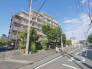 緑豊かな街並みに静かに佇む、日々の暮らしに安らぎをもたらす落ち着いた景観のレジデンスです。