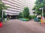 手入れの行き届いた植栽が並ぶアプローチ。街並みと自然が美しく溶け合い、穏やかな時間が流れます
