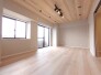 木のぬくもりと洗練された色彩が調和する、心落ち着く穏やかな空間が広がります。