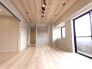 木のぬくもりが感じられるナチュラルな色合いで、洗練された落ち着きのある空間が日々の暮らしを穏やかに彩ります。