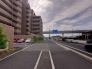 都市の利便性を身近に感じながら、落ち着いた日常を過ごせる住環境が整っています。