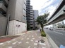 都市の利便性と日常の風景が調和する、落ち着いた佇まいの街並みが広がっています。