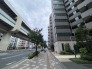 都市の躍動を感じる大通り沿いにありながら、街路樹の緑が心地よい安らぎの風景を添えています。