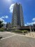 空へ向かって伸びる端正なフォルムが、街の景色に洗練された存在感を添えています