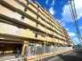 落ち着いた色合いのタイル貼りの外観が、長く愛される確かな風格を感じさせてくれます
