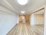 木のぬくもりを感じさせる色合いが広がり、穏やかで心地よい時間が流れる空間。
