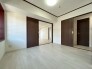 白を基調とした内装に落ち着いた色味の建具が映え、空間に心地よい調和と奥行きを生み出しています。