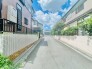 前面道路含む現地写真(古家あり)
