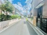 前面道路含む現地写真(古家あり)
