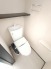 トイレはやっぱり白が１番落ち着きますね。もちろん衛生面でも嬉しいウォシュレット機能付きです。
