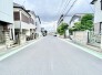 前面道路含む現地写真(古家あり)
