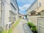 前面道路含む現地写真(現状古屋あり)
