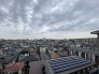 遮るもののない広大な空が広がり、街並みを一望できる開放的な眺望が魅力です。