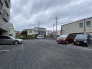 ゆとりある広さが確保され、スムーズな出し入れが叶う開放的な駐車スペースです。