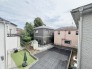 周囲の建物と穏やかに調和する落ち着いた住環境が広がる景色