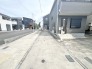 整然とした街並みに調和する、すっきりと落ち着いた佇まいが広がる空間です。