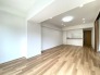 白を基調としたすっきりとした空間が広がり、木の温もりが感じられる落ち着いた佇まいの室内です
