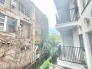 建物が織りなす空間に豊かな緑が映える、穏やかな時間が流れる景観です。