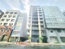 都市の景観に美しく溶け込む洗練された佇まいが、穏やかな日常へと誘います