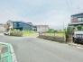 穏やかな空気が流れる落ち着いた住環境に位置し、開放感のある広がりを感じさせるゆとりある敷地です
