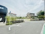 穏やかな空気が流れる落ち着いた住宅街に佇み、日々の暮らしをしずかに見守る素朴で心地よい空間が広がっています

