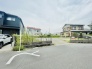 周辺は穏やかな住宅街が広がり落ち着いた雰囲気の中で日々の暮らしをゆったりと育むことができる心地よい環境が整っています

