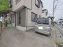 穏やかな街並みに馴染む落ち着いた佇まいで、毎日の暮らしに安心感をもたらす住まい
