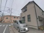 落ち着いた街並みに溶け込む、穏やかな日常を描き出す佇まいです。