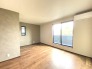 3号棟 窓辺からたっぷりと自然光が届き心地よい開放感に満ちた心地よいひとときを過ごせるリビング
