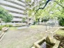 豊かな緑に囲まれた敷地内には心地よい風が吹き抜け日常に安らぎのひとときをもたらしてくれます

