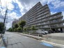 青空の下で堂々とした佇まいを見せる、安定感のある穏やかな住まい空間