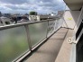 開放感のある広々としたバルコニーからは空を広く望み心地よい風を感じられます