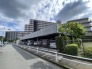 空の広がりを感じられる開放的な敷地と整えられた周辺環境が心地よい空間
