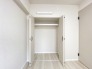 すっきりと整えられた空間にゆとりを感じさせる、穏やかで落ち着いた佇まいが広がる室内です。
