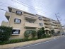 街並みに調和する落ち着いた佇まいと緑豊かな植栽が心地よい空間を演出します