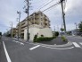 落ち着いた街並みに佇む洗練された佇まいが、穏やかな日常の始まりを感じさせる景観。