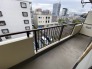 開放的な眺望が広がり、心地よい風とゆとりを感じる落ち着いた屋外空間。