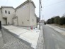 住まいの前面に広がる、ゆったりとしたアプローチ空間。