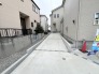 穏やかな街並みに調和する、心地よい住まいの入り口。