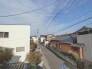 青空広がる穏やかな街並みに、心地よい風が吹き抜ける開放的な住まい。
