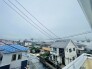 窓の外に穏やかな街並みが広がり、日々の暮らしに落ち着きを感じられる眺望です。